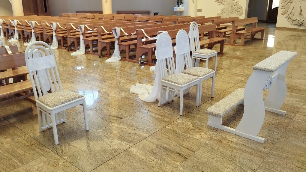 Dekoracja kościoła, tiul woal krzesła klęcznik tabliczki