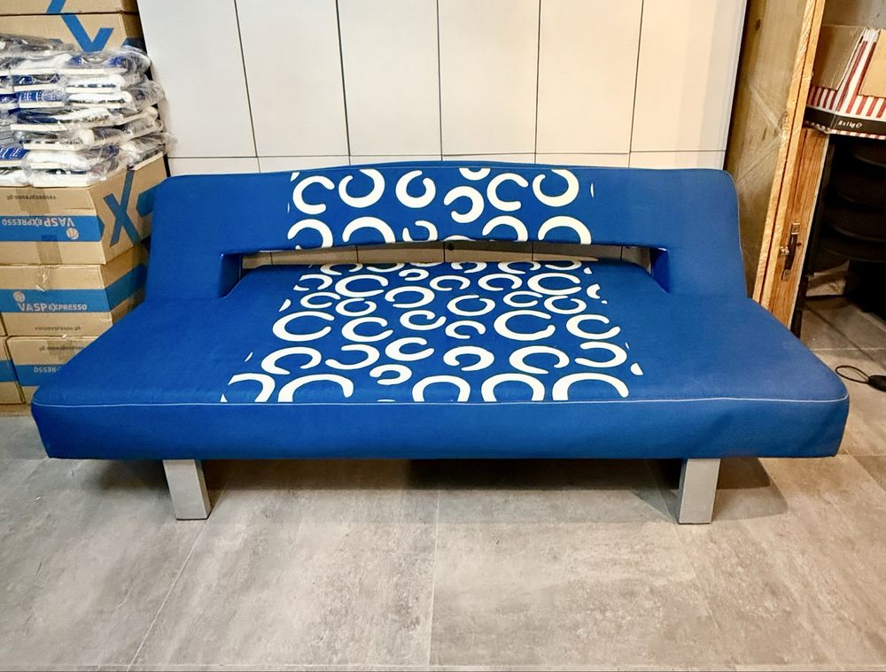 Sofá cama azul e trama em branco
