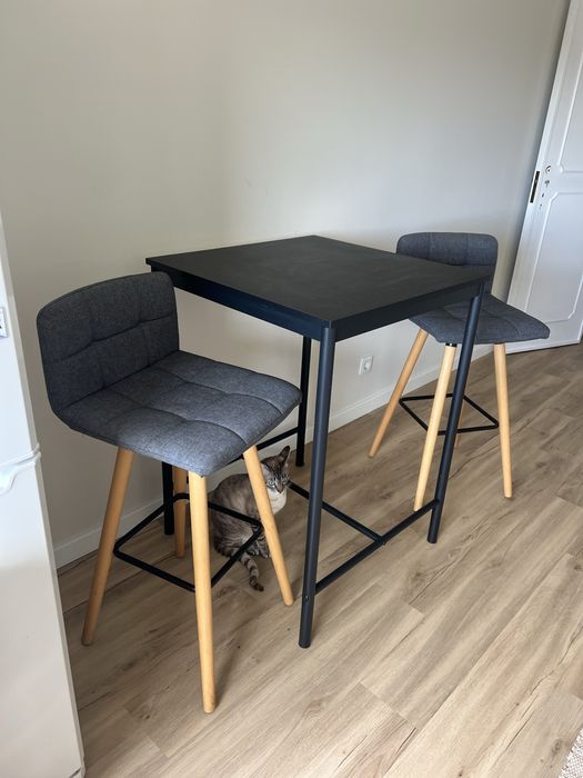 Mesa ikea preta + dois bancos altos