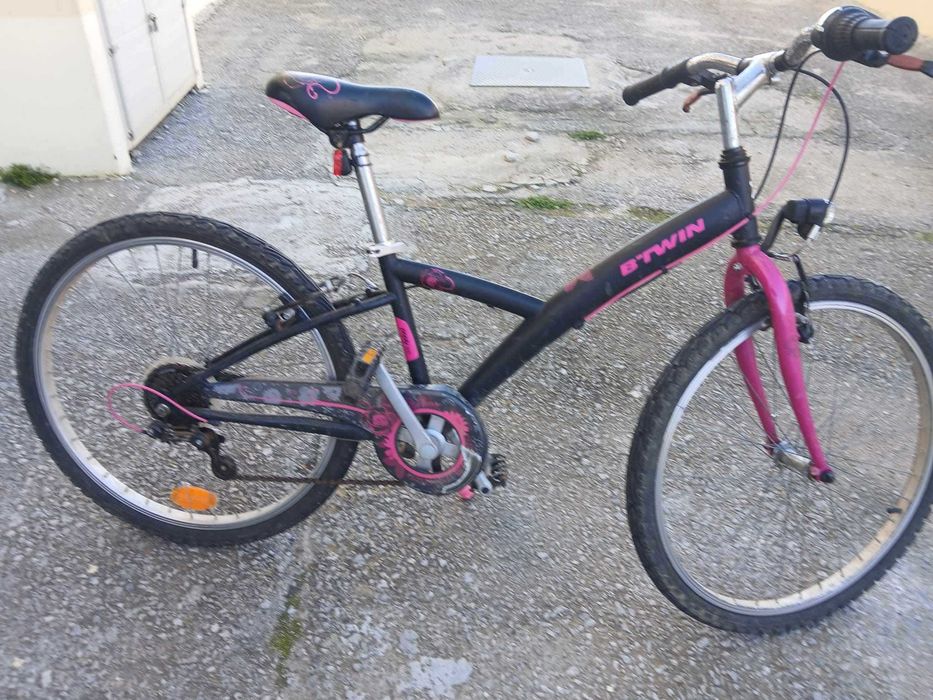 Bicicleta de menina preta e rosa