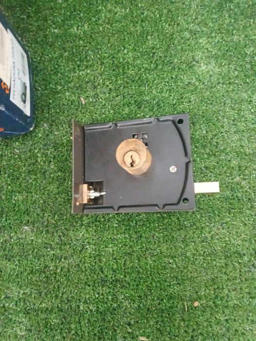 Fechedura nova nunca usada, como se pode ver nas fotos.