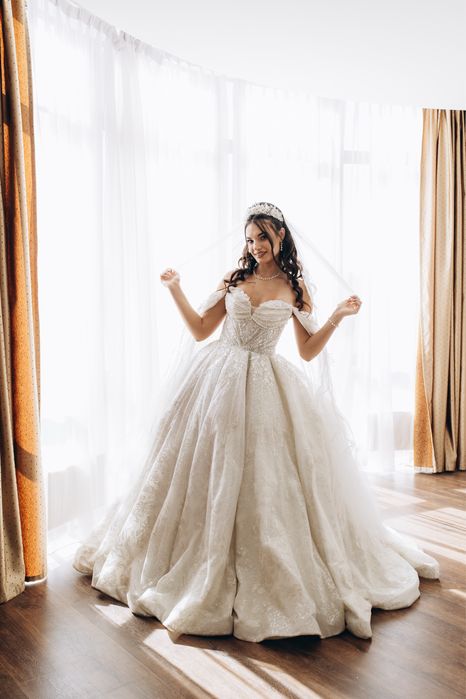 Продаю весільну сукню