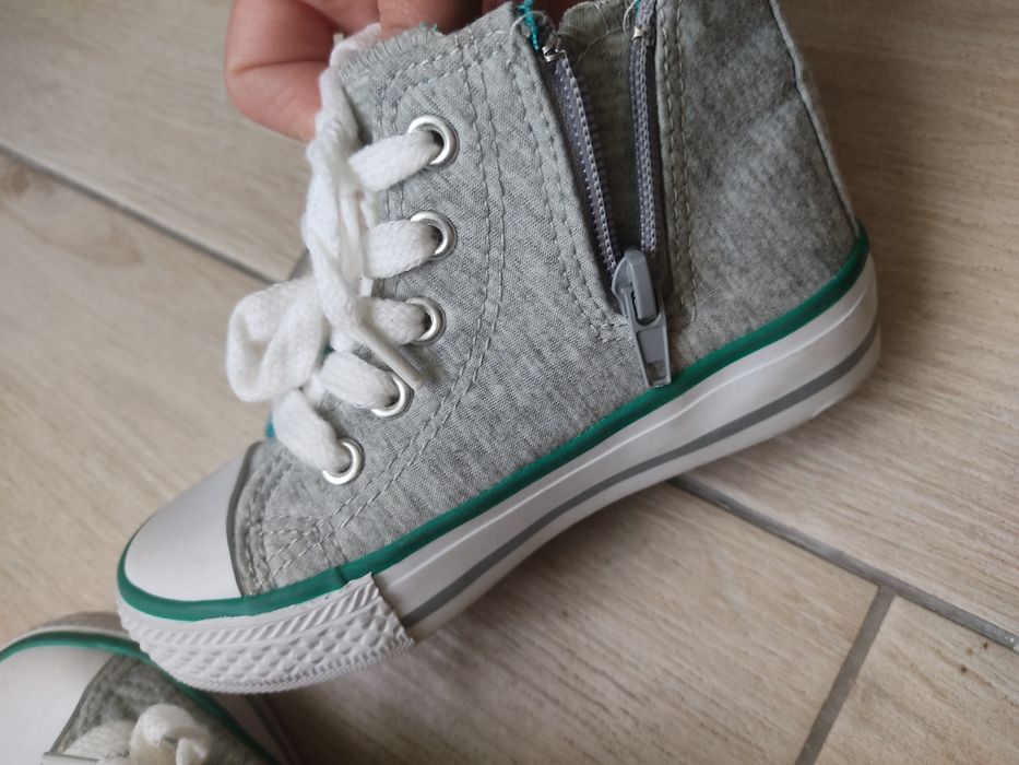 Кросівки хлопчик чи дівчинка 3-4 роки