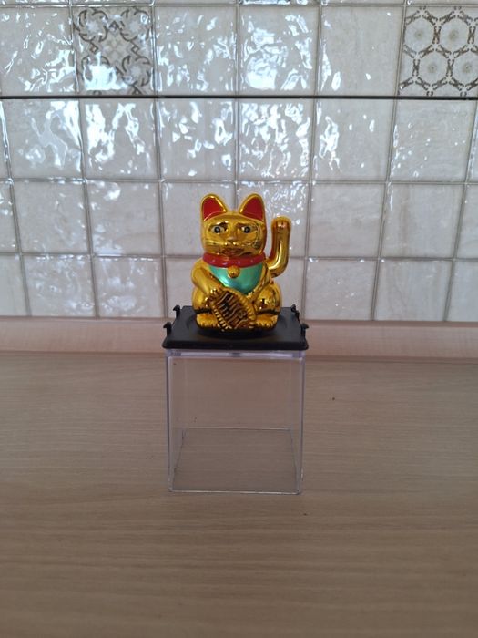 МАНЕКІ НЕКО, кіт махає лапою