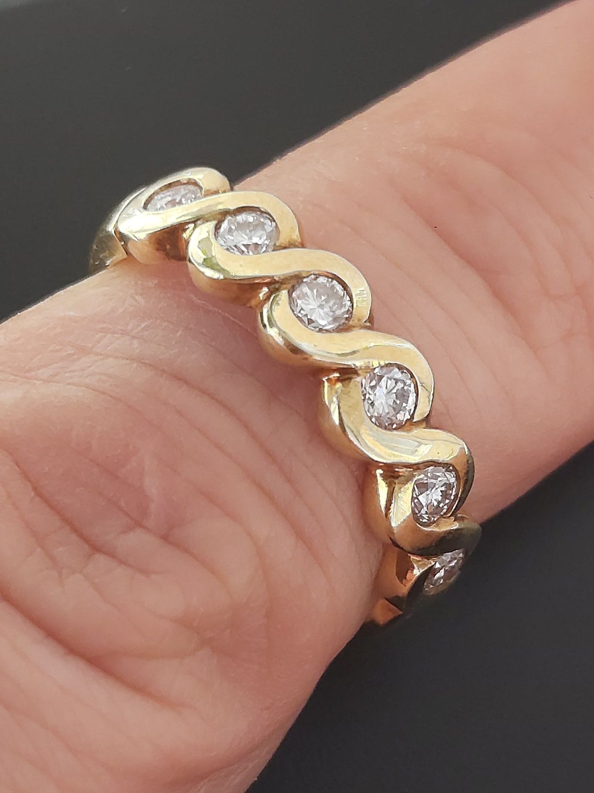 Diamentowy pierścionek, plecionka z brylantami i certyfikatem.