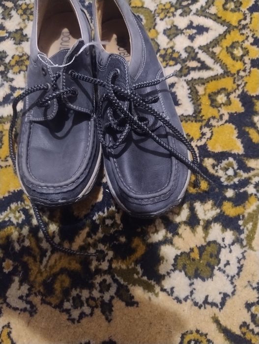 Продам шкіряні жіночі кросівки