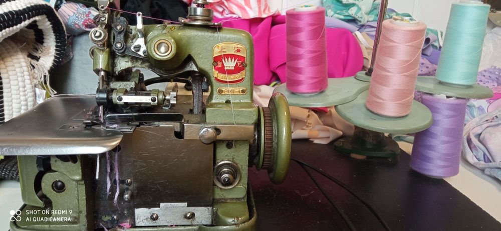 Overlock 3 nitkowy na prąd domowy,sprawny  gotowy do szycia..