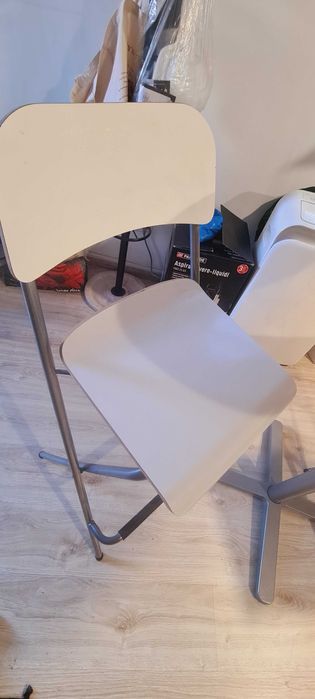 Conjunto mesa e cadeiras/bancos de bar (altos)- em perfeiro estado