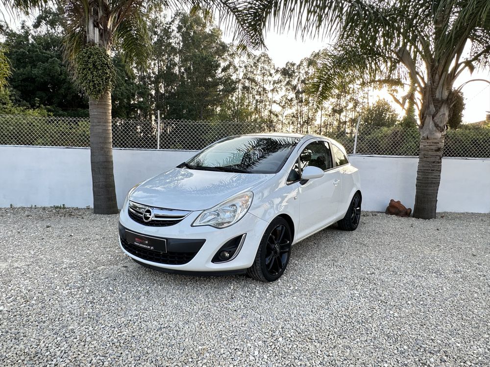 Opel Corsa 1.2i black & white