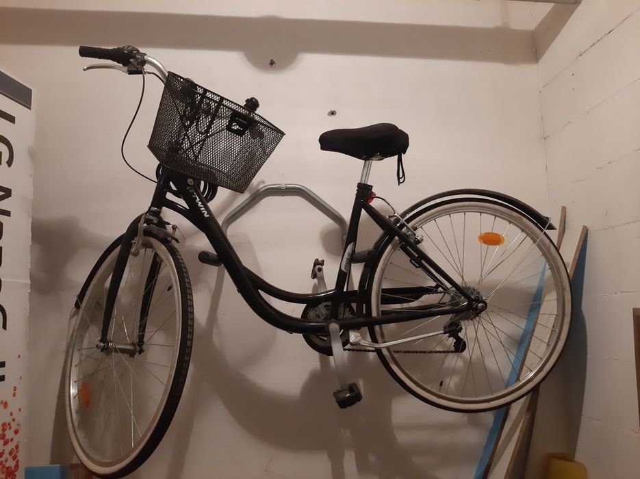 Rower miejski Elops100 z koszykiem, nakładka na siodełko i blokadą