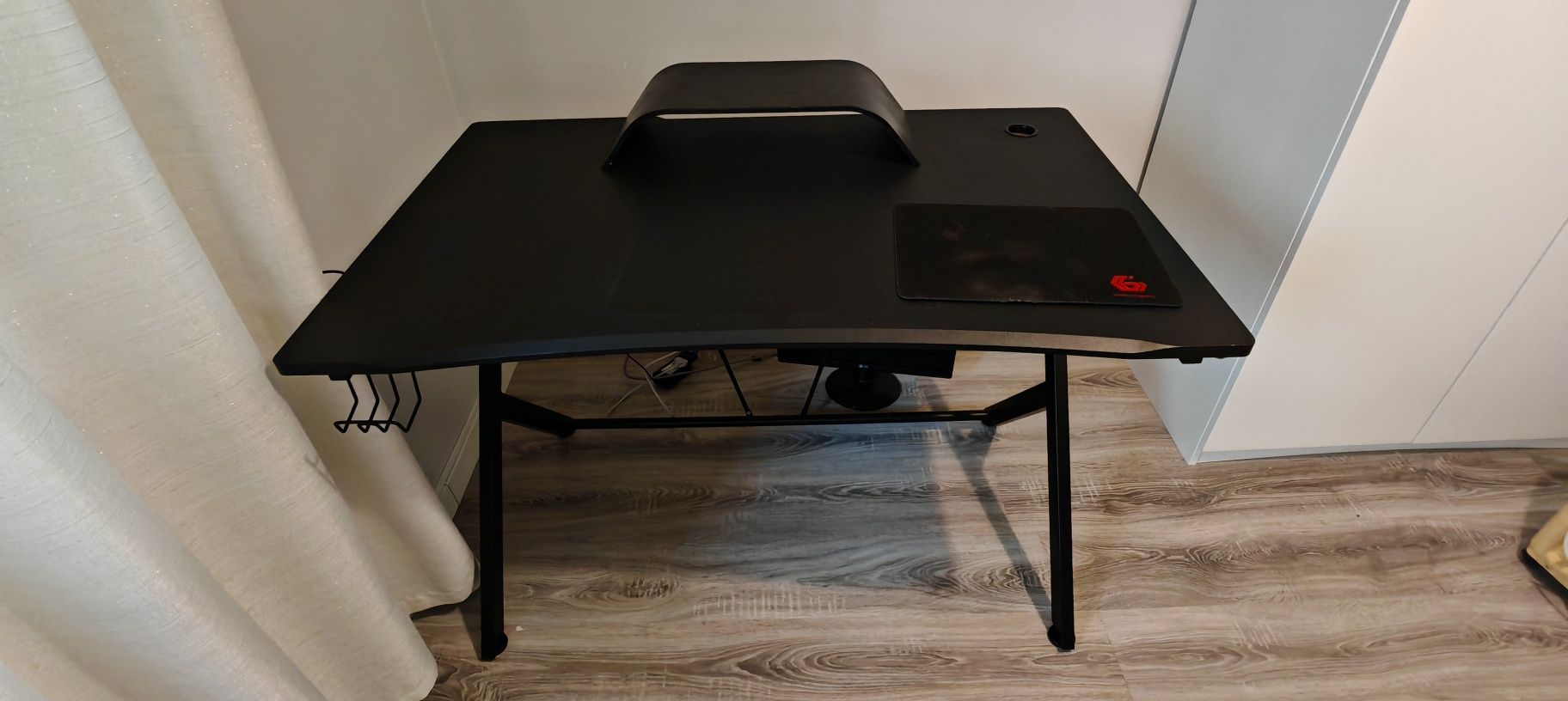 Mesa Gaming com stand de monitor e stand de headset