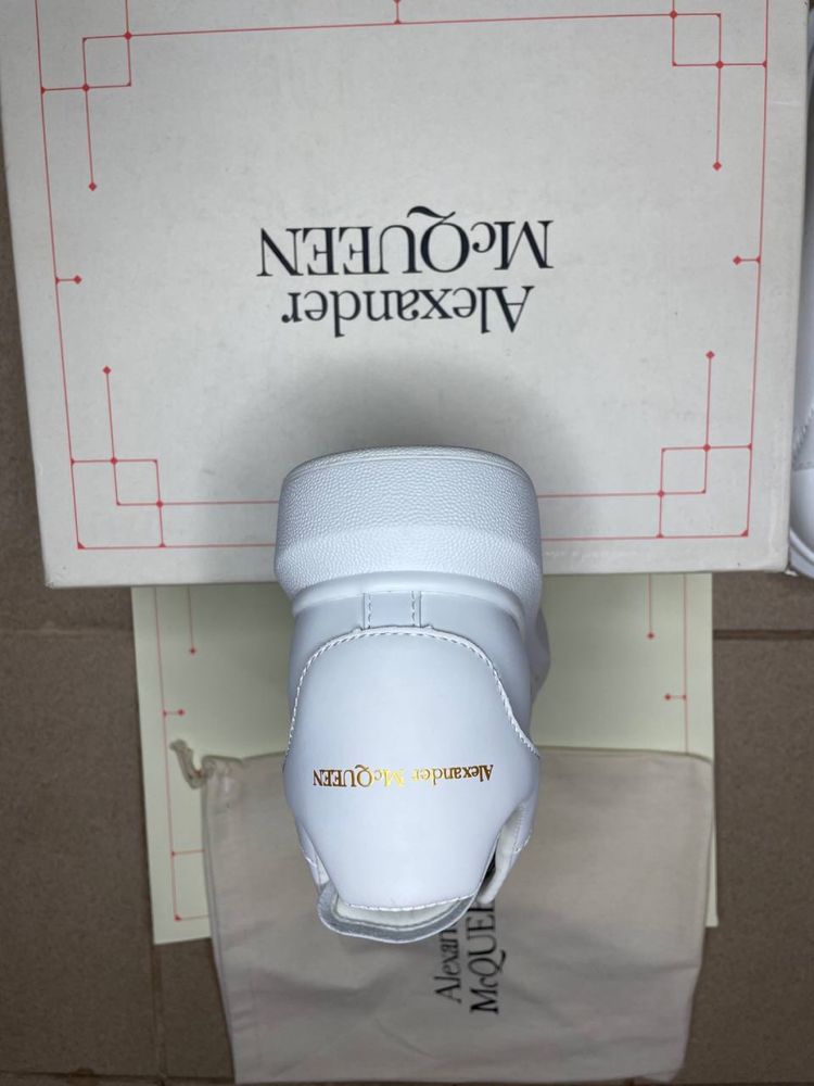 ténis alexander mcqueen branco.