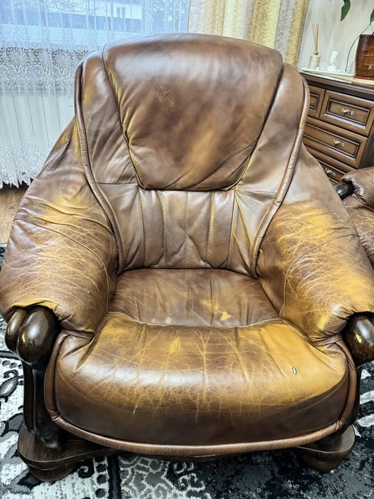 Zestaw wypoczynkowy skórzanych mebli na drewnianym stelarzu 3+2+1