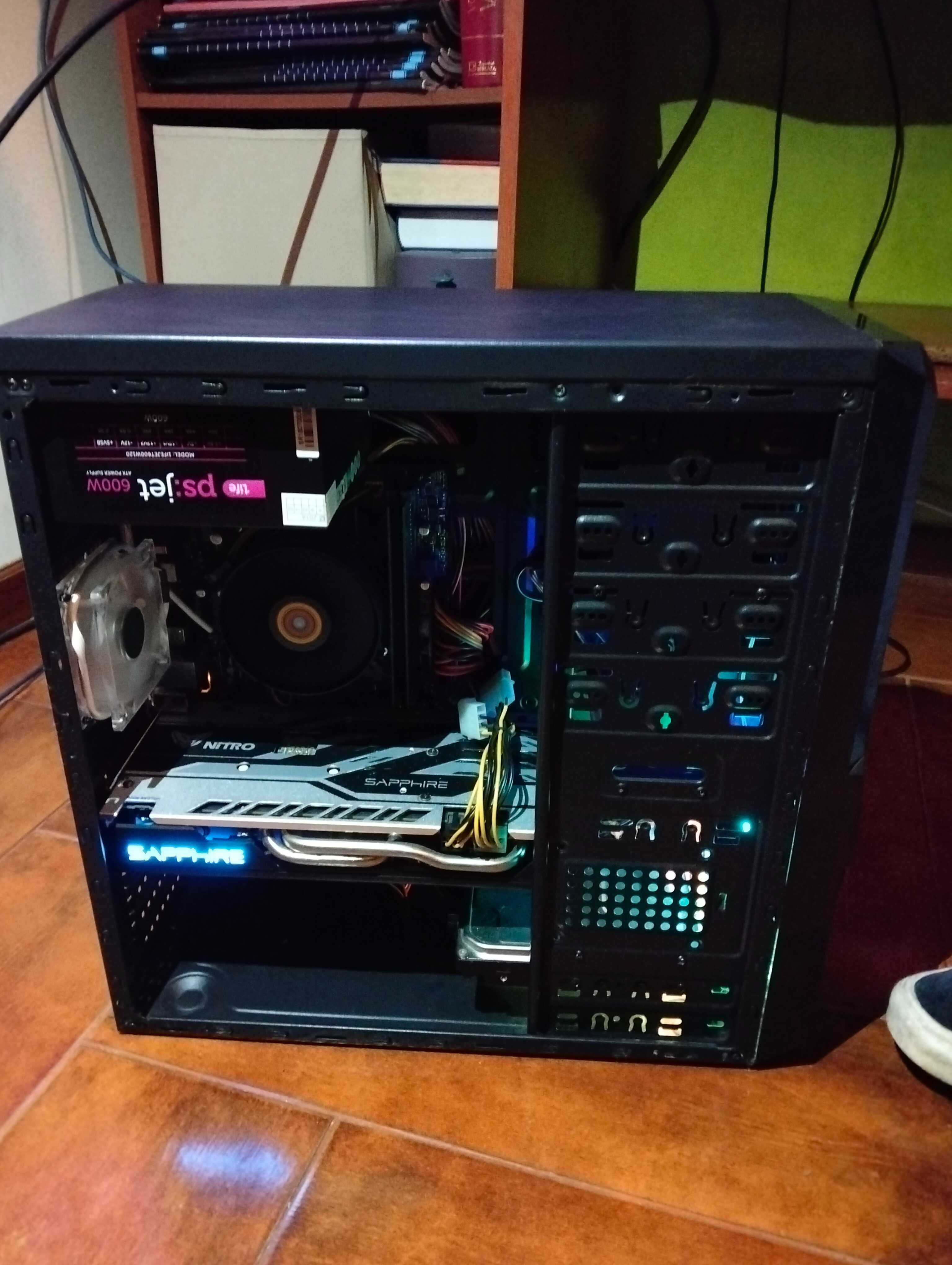 Computador secretária sem monitor