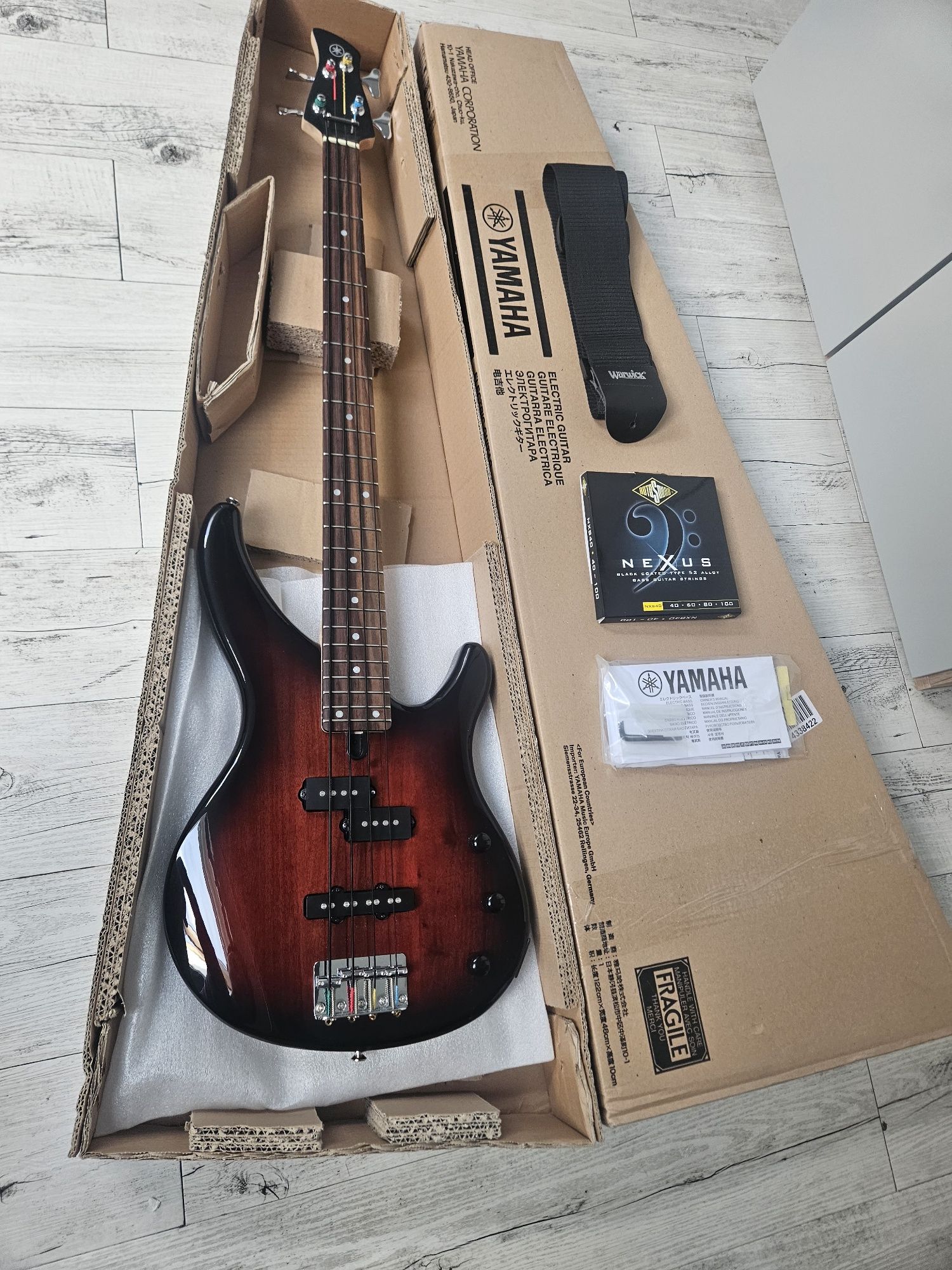 Gitara basowa Yamaha TRBX174 Sunburst rotosound
