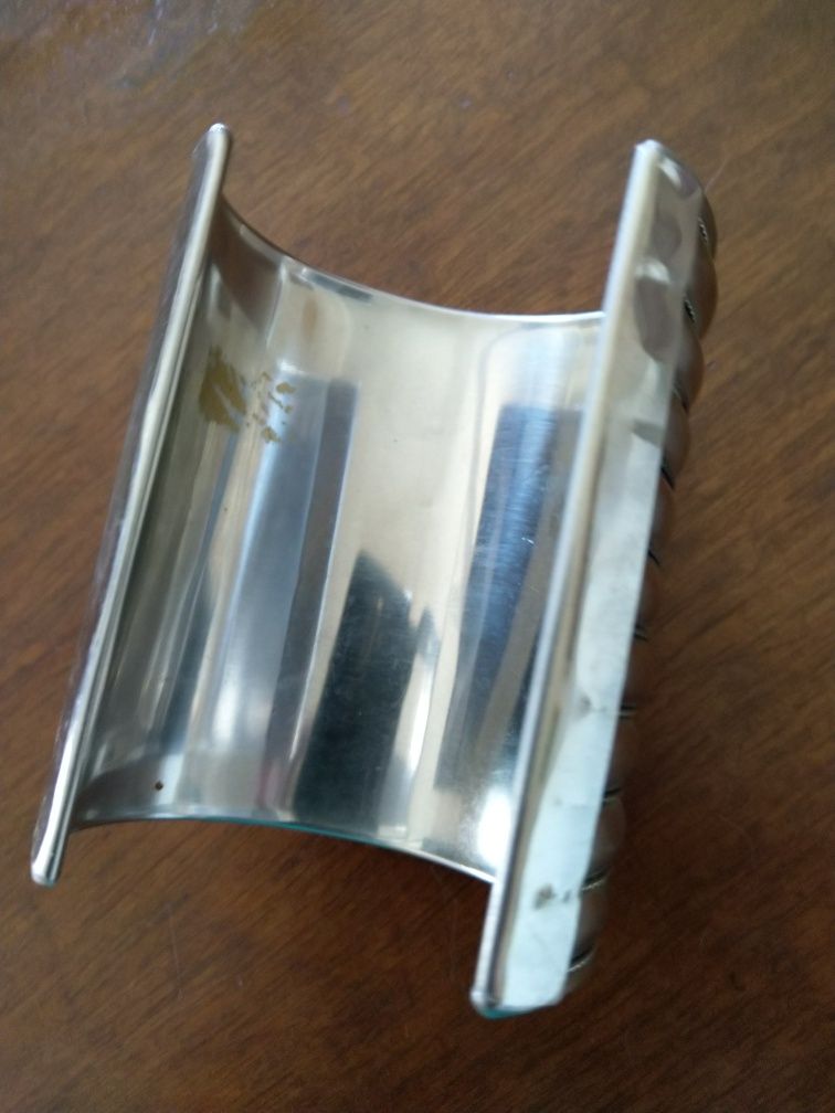 Vendo cinto e pulseira metálica.