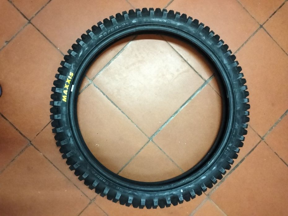 Pneus Maxxis enduro 90/90/21    KTM Husqvarna Beta...