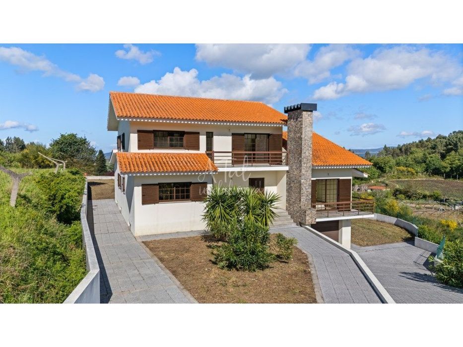 Moradia V4 Nova em Sopo com Grande Espaço Exterior!