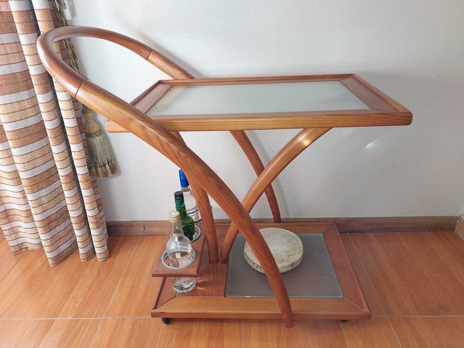 Carrinho de bebidas em madeira