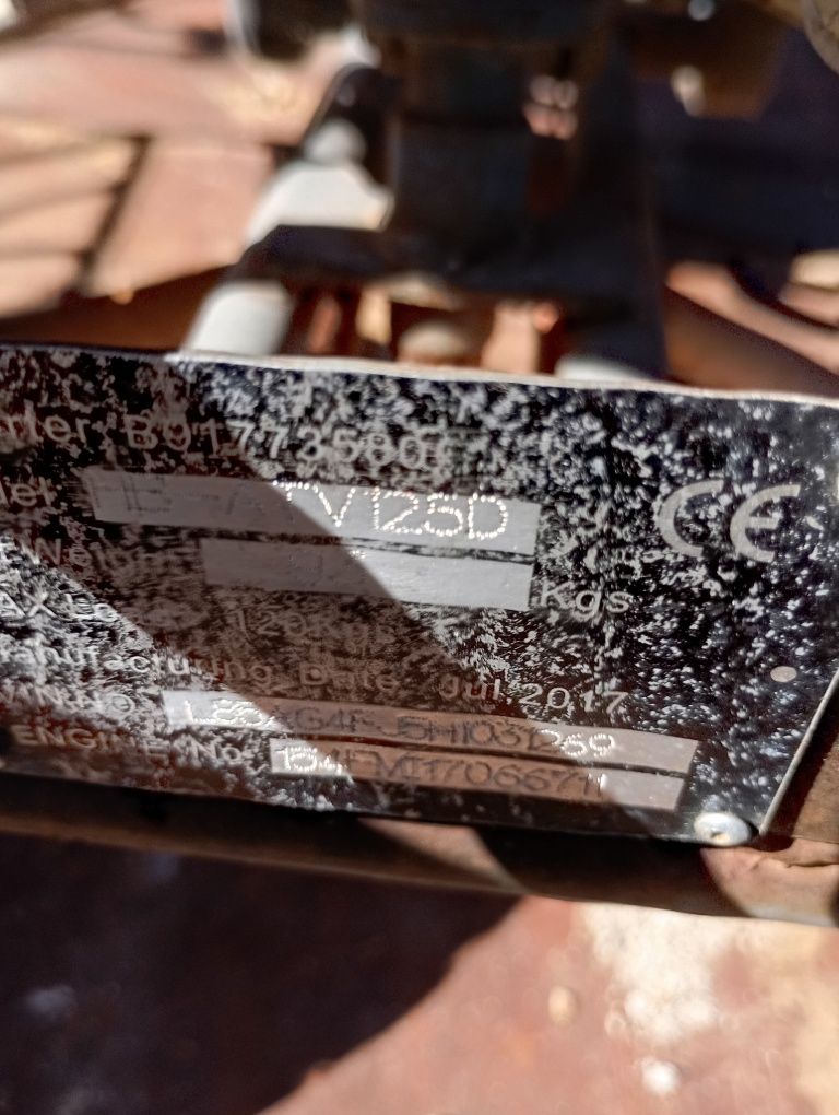 Moto 4 a gasolina a precisar de algum restauro