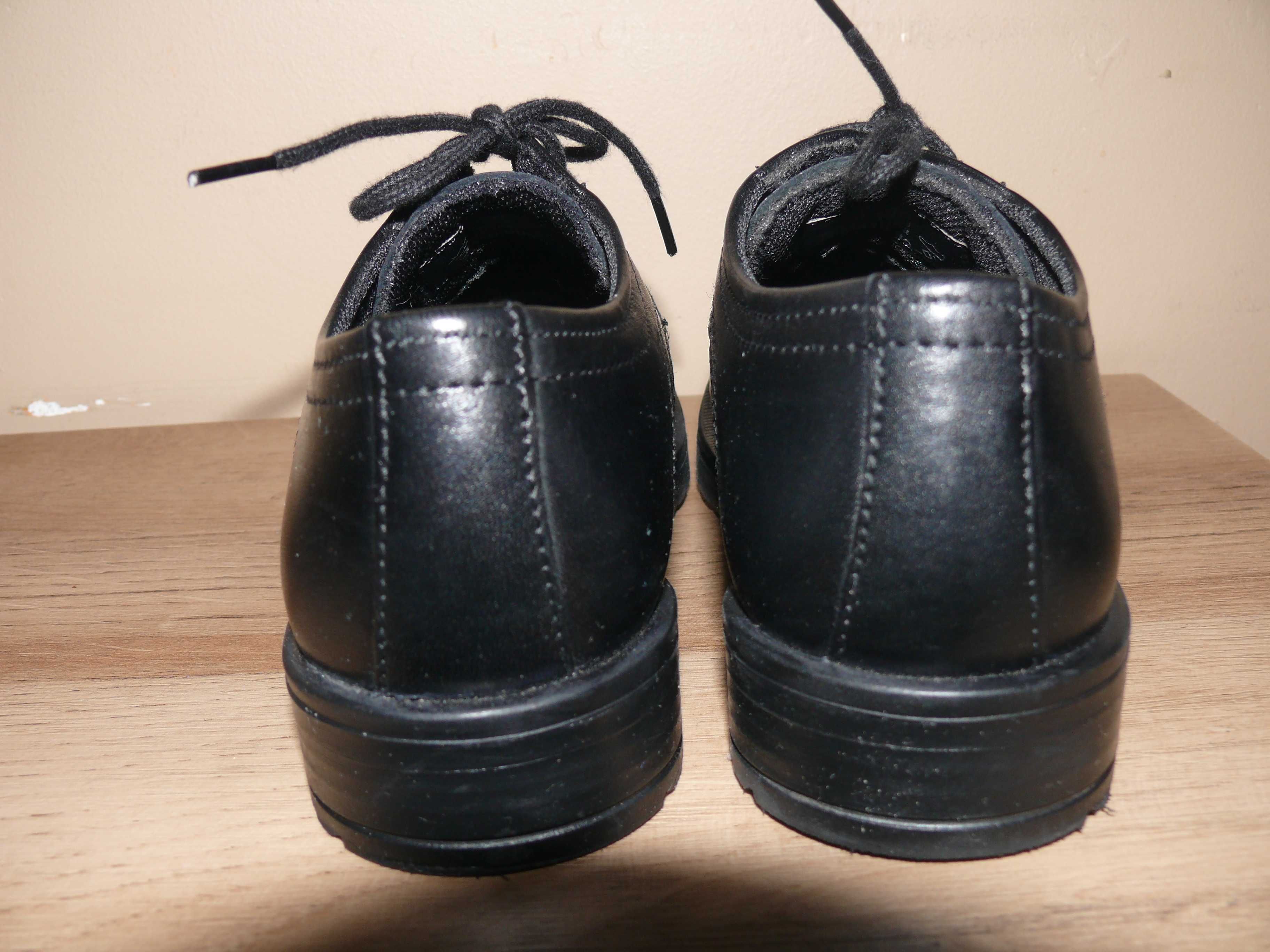 Pantofle chłopięce czarne r. 30 jak nowe skóra naturalna