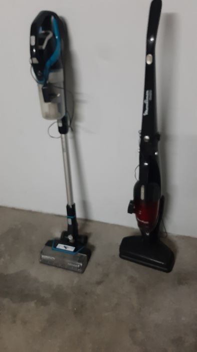 Dois aspiradores a bateria