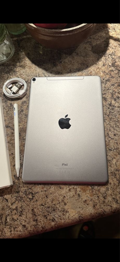 Tablet iPad Apple PRO 10.5” 128gb - iOS 17.4 - PROCREATE