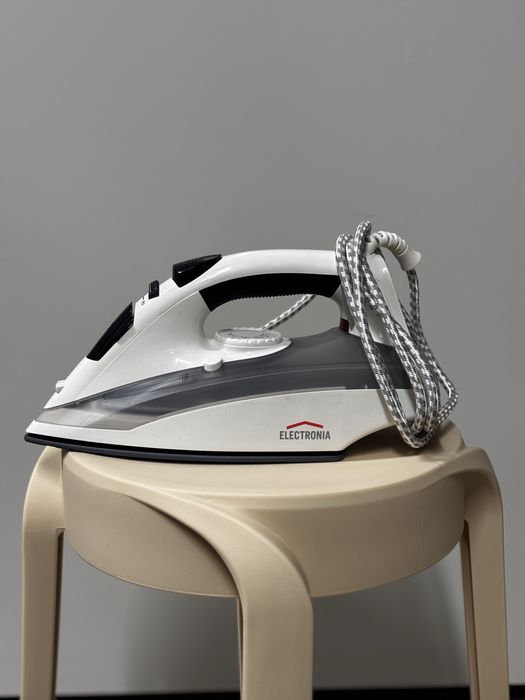 Ferro de engomar a vapor ELECTRONIA — novo