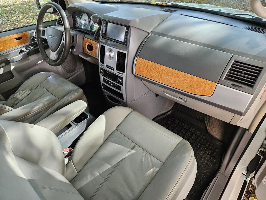 Chrysler Grand Voyager 2009 рік 2.8 дизель автомат 7 місць для військо