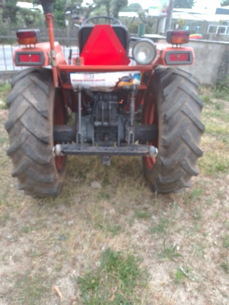 Trator Kubota l 2550 com matrícula 4x4