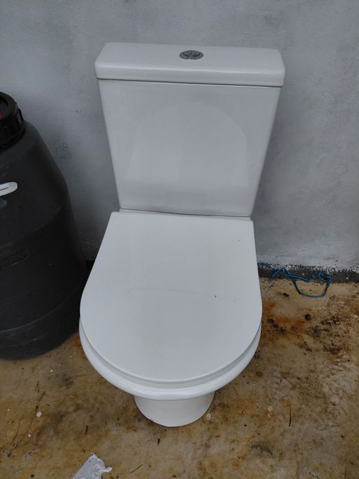 sanita compacta em cerâmica branca com autoclismo acoplado