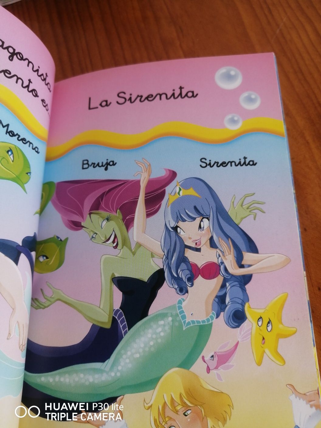 2 livros em espanhol, "A pequena sereia" e "Hansel y Gretel"