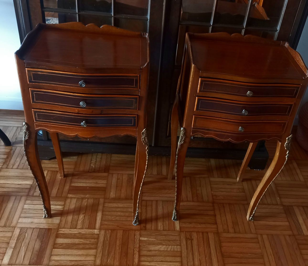 mesas de apoio ou  mesas de cabeceira