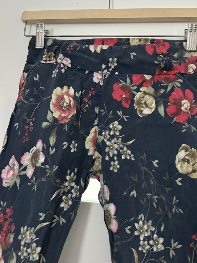 Spodnie w kwiaty roz. M/L