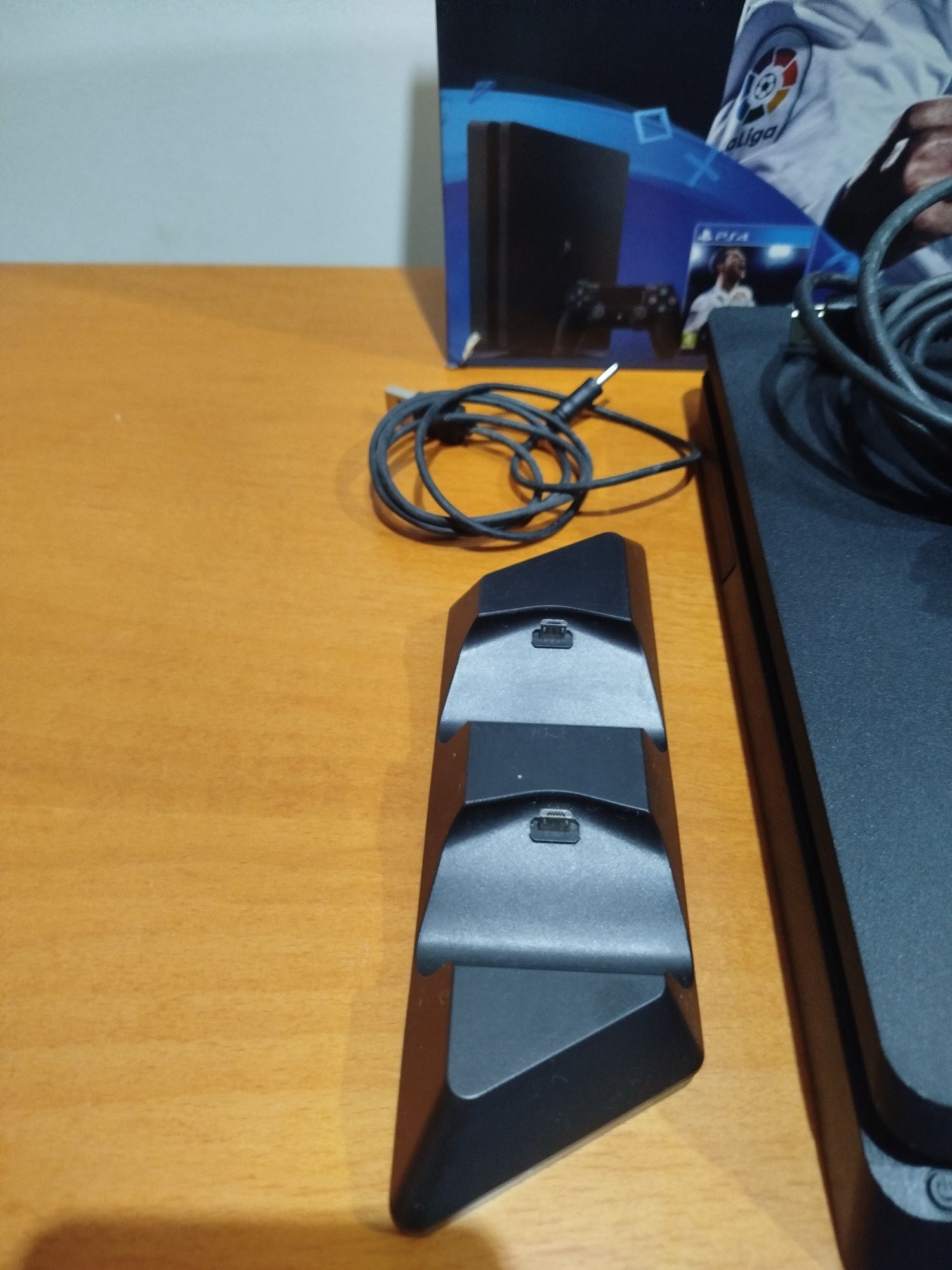 PlayStation PS4 + 2 comandos+ acessórios