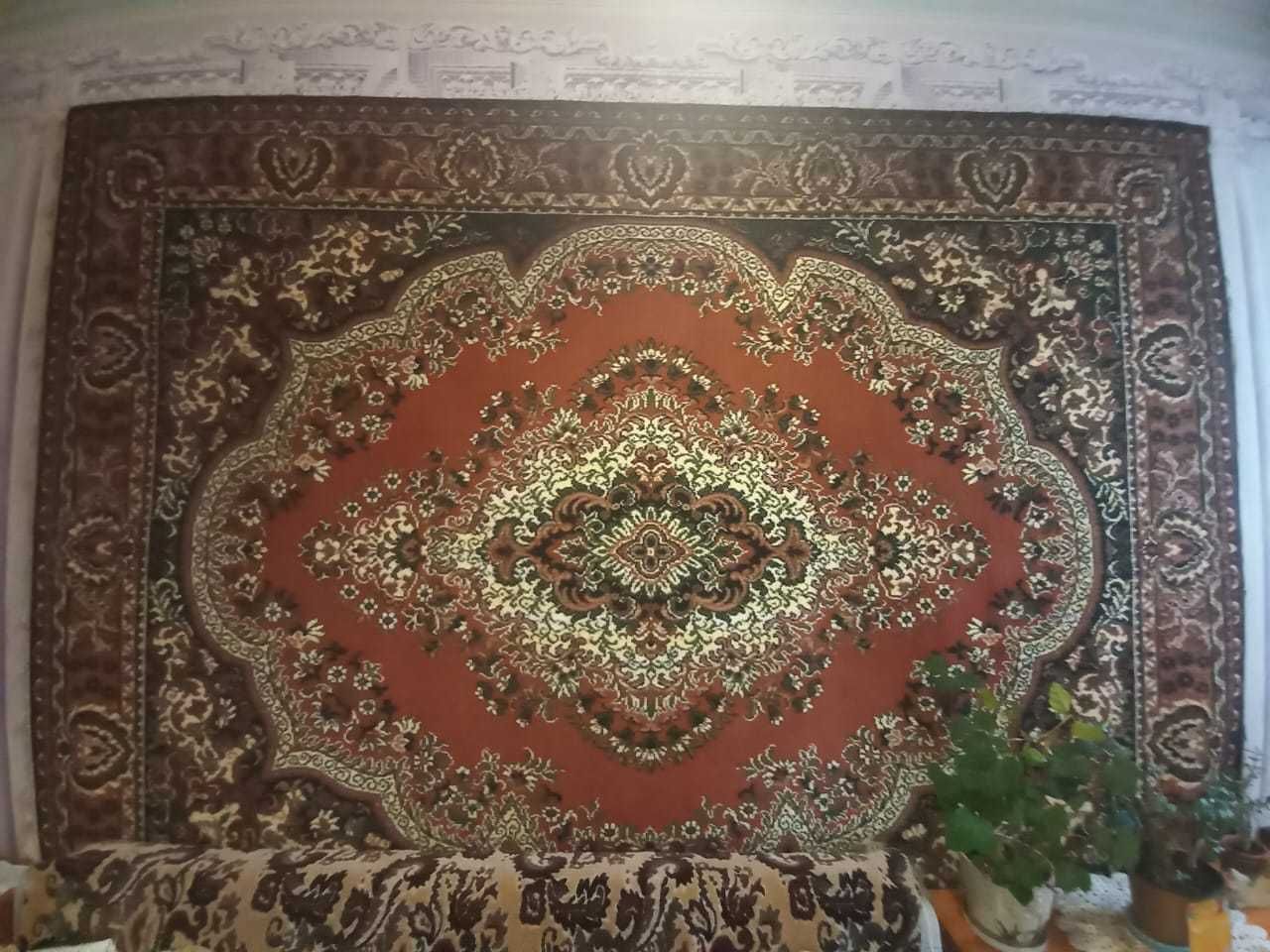 Килим 2.4м × 3.2 м.