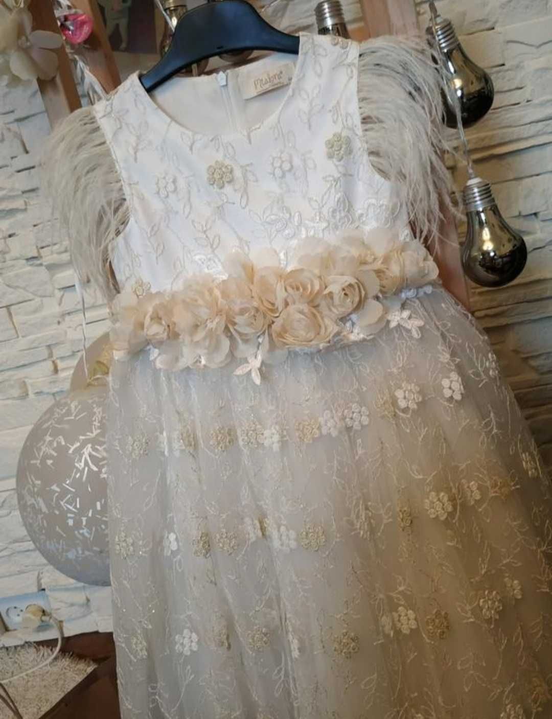 Неймовірно красива нарядна сукня з пір'ям