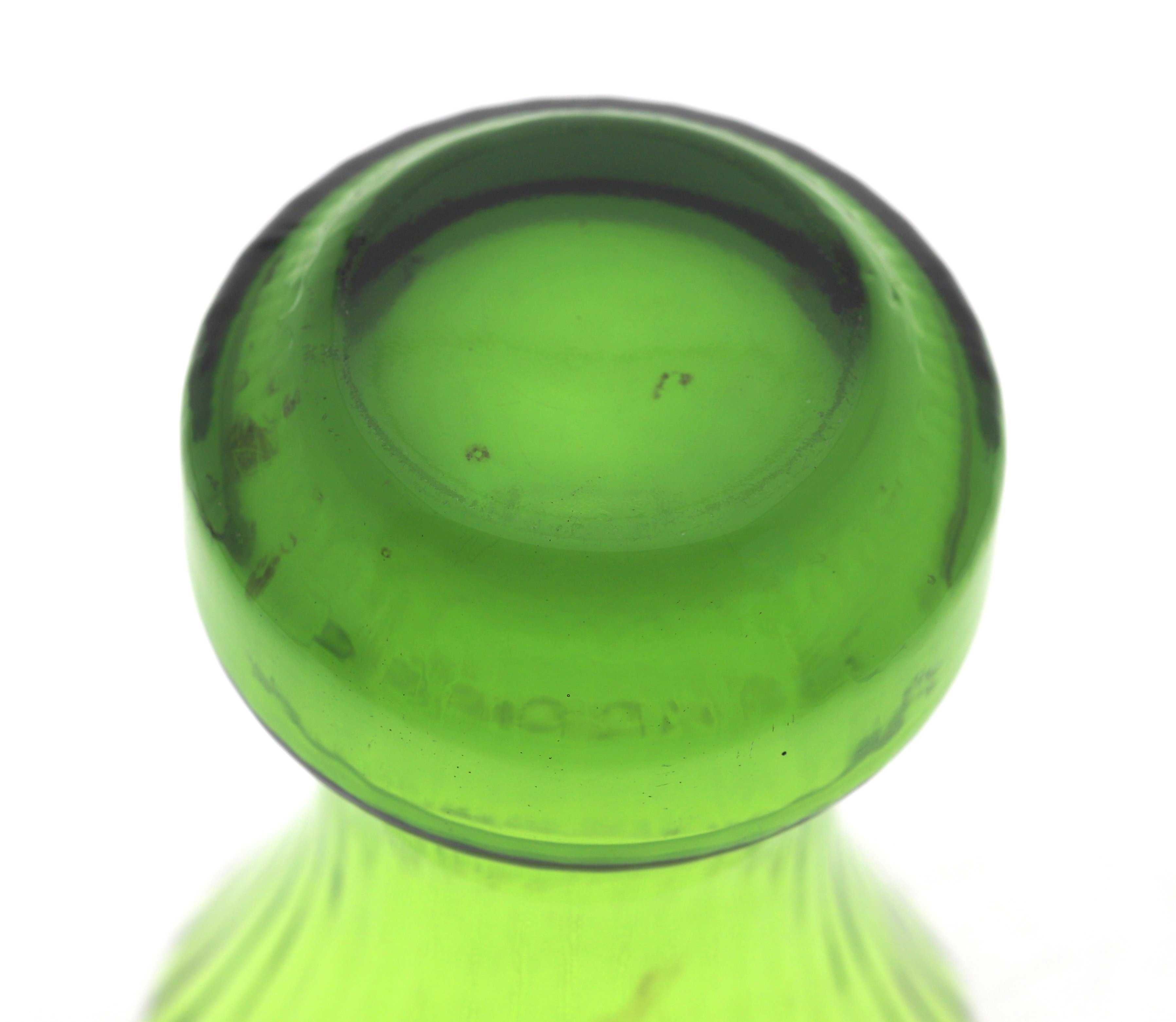 Szklany wazon zielony barwiony w masie wys 14cm PRL Vintage