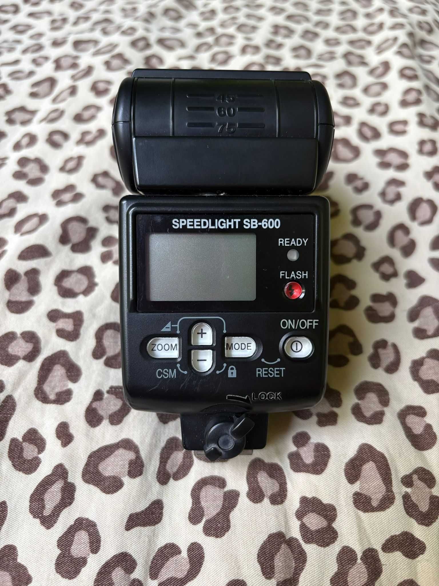 Nikon D90 + obiektyw + lampa błyskowa
