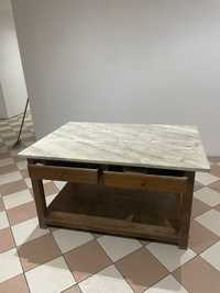 Mesa de madeira com tampo de mármore, ideal para trabalhos e floristas