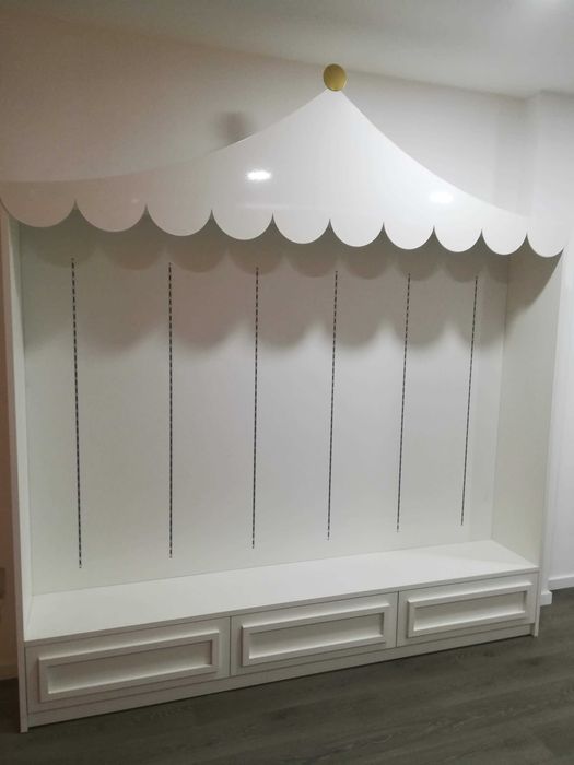 Estante para roupa em laminado