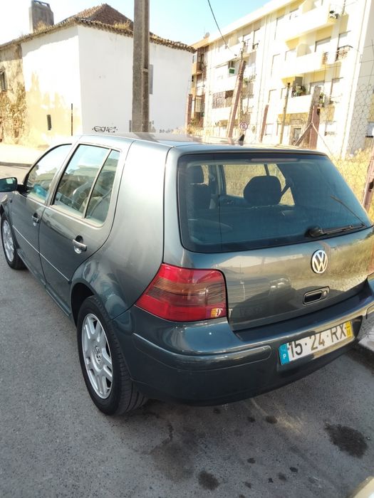 Vendo meu golf 2001 edição 25 anos estou a rertona ao meu país