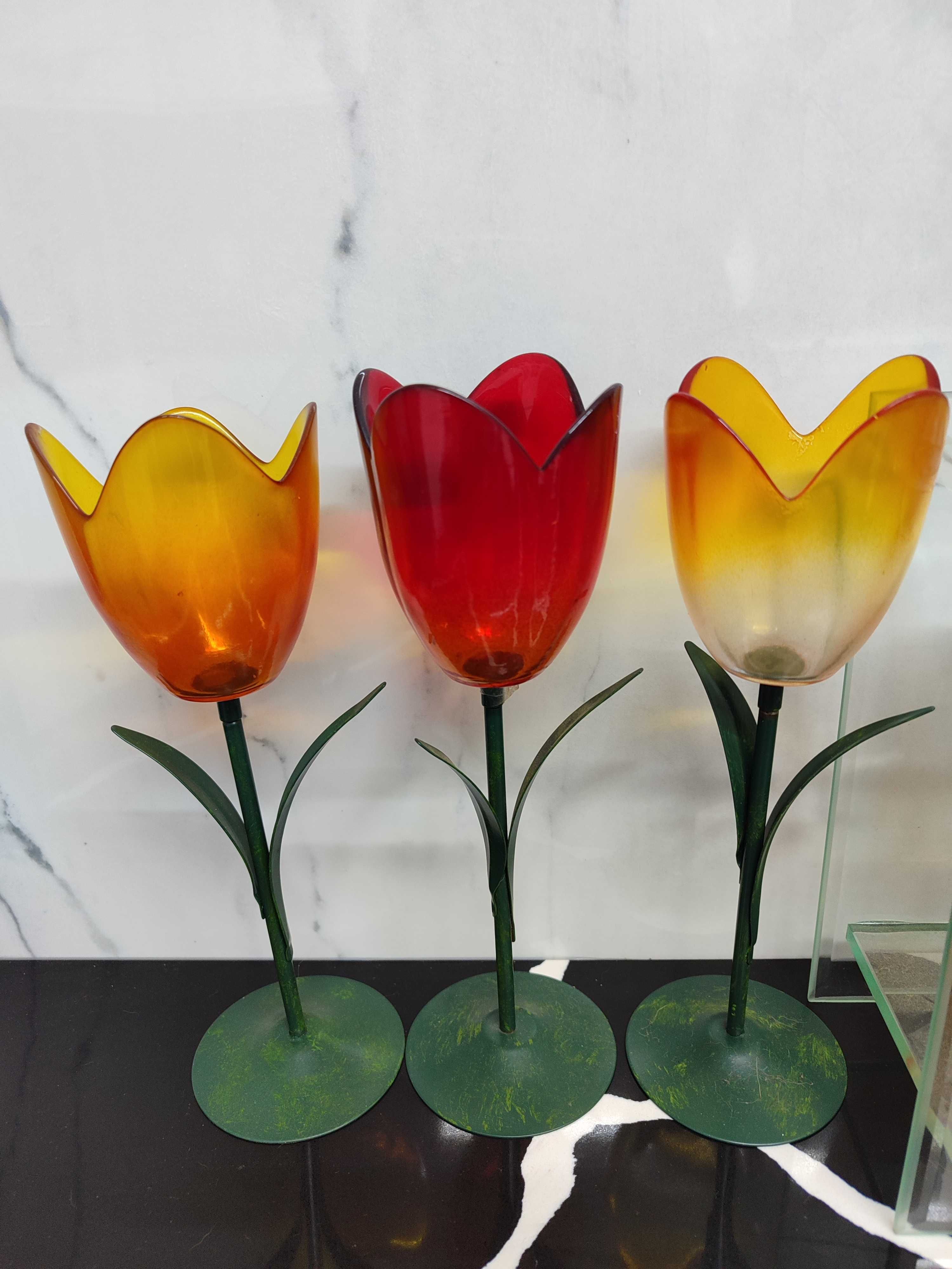 4 porta velas em metal e vidro de tulipas