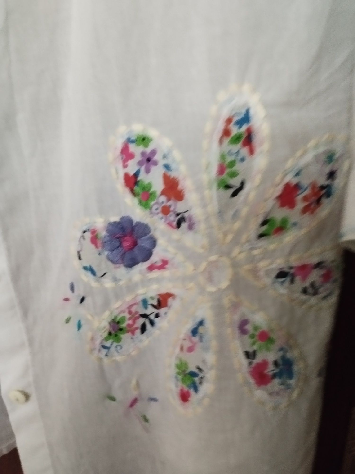 Piękna biała koszula w haftowane kwiaty