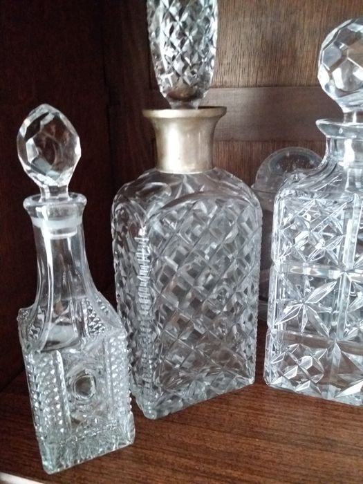 Garrafa rara de coleção muito bonita com relevos vintage cristal