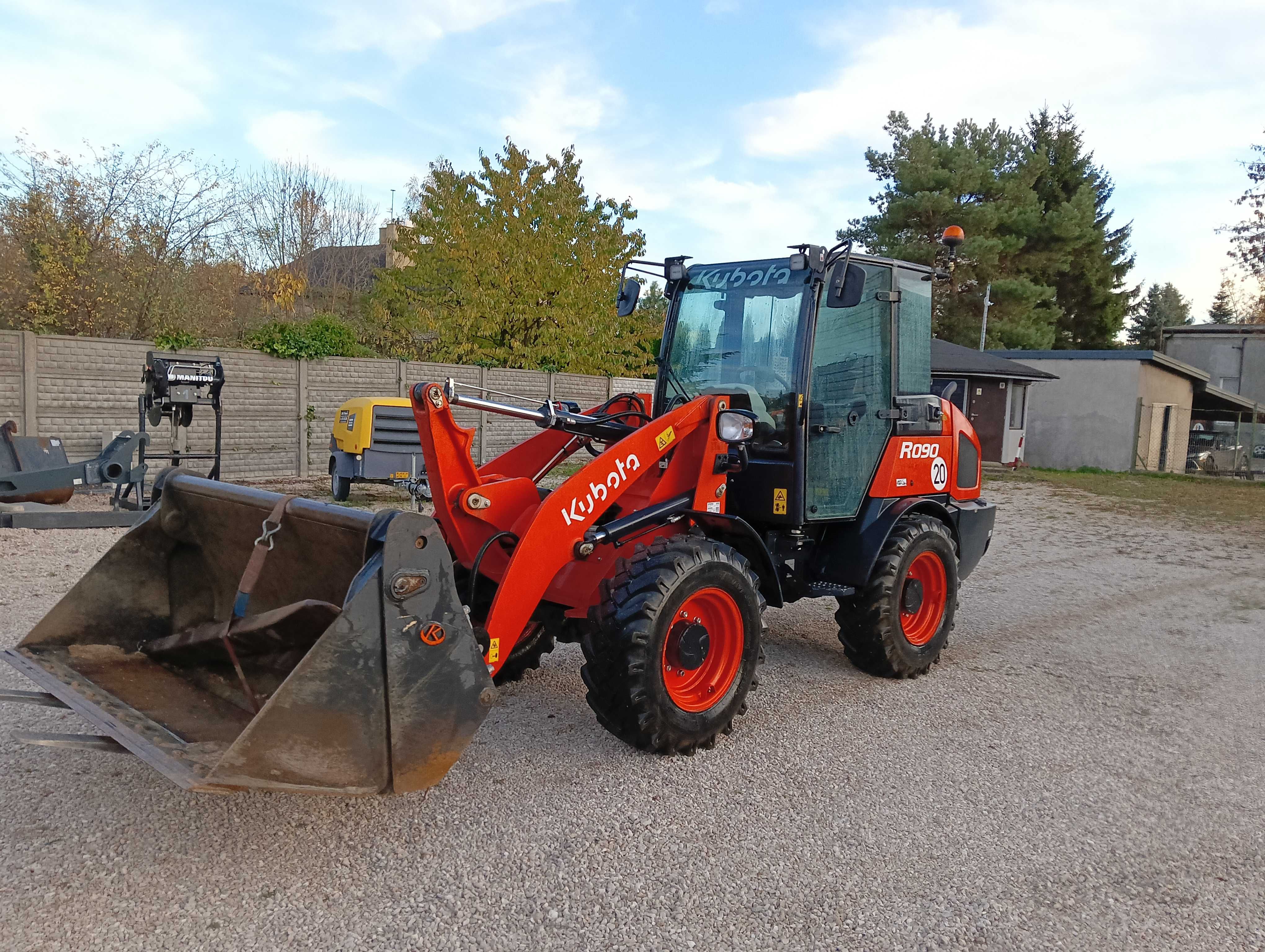 Ładowarka przegubowa Kubota R090 łyżka 4w1 + widły.