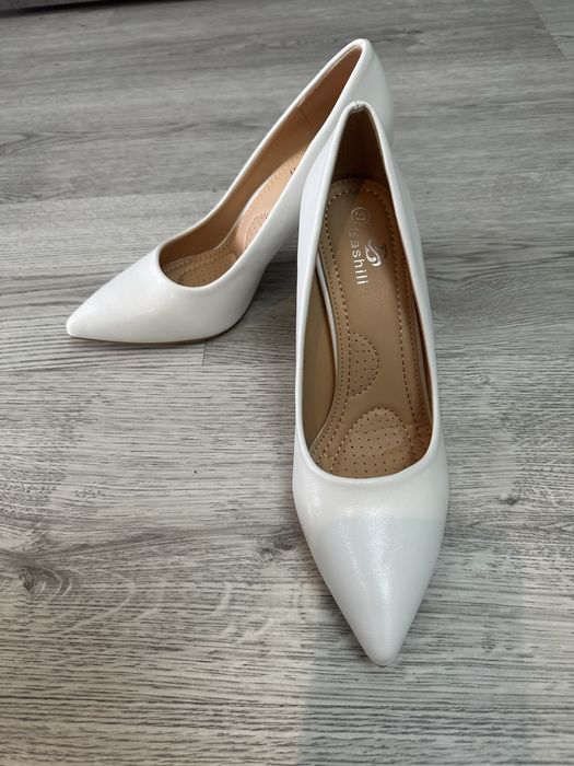 Туфлі жіночі весільні нові 36 розмір(колір білий)