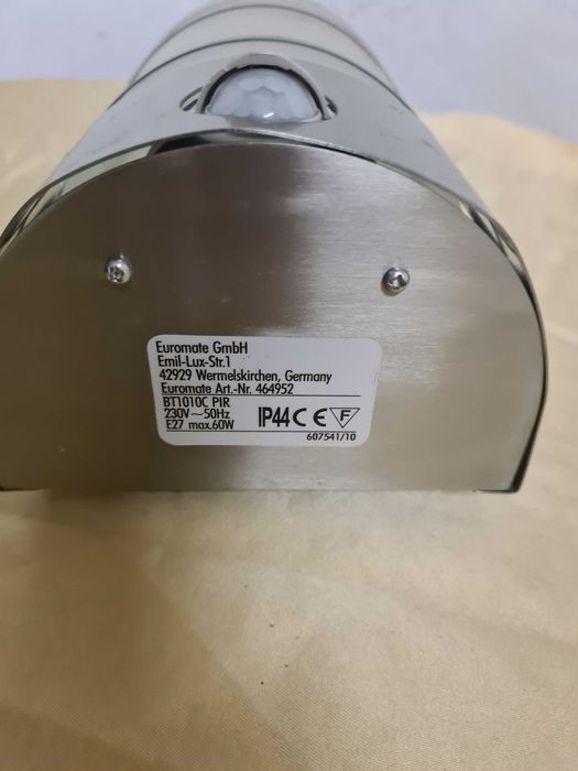 Lampa elewacyjna