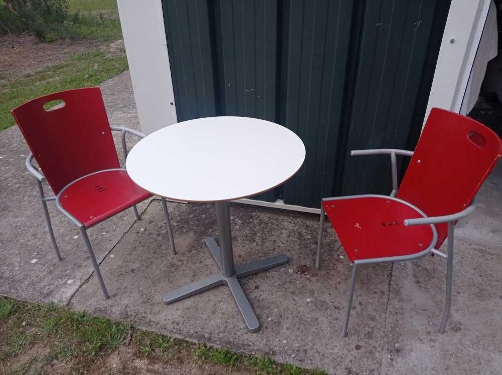 Cadeiras, bancos e mesas com design