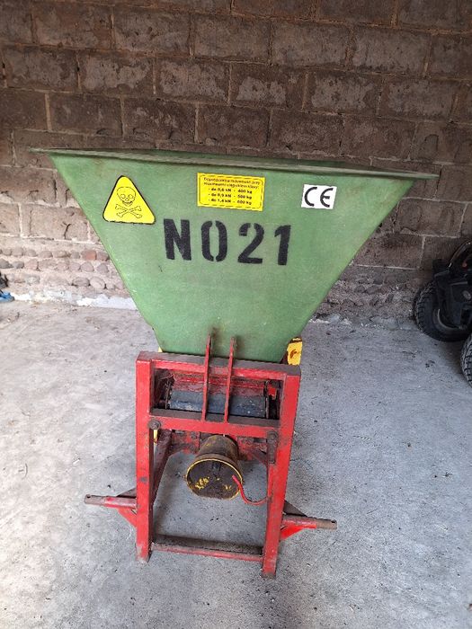 Sprzedam rozsiewacz wapnowo nawozowy stan bardzo dobry na taśmę 1tależ